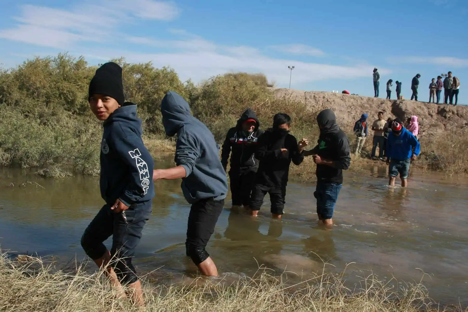 traficantes ponen en peligro a migrantes en rio grande