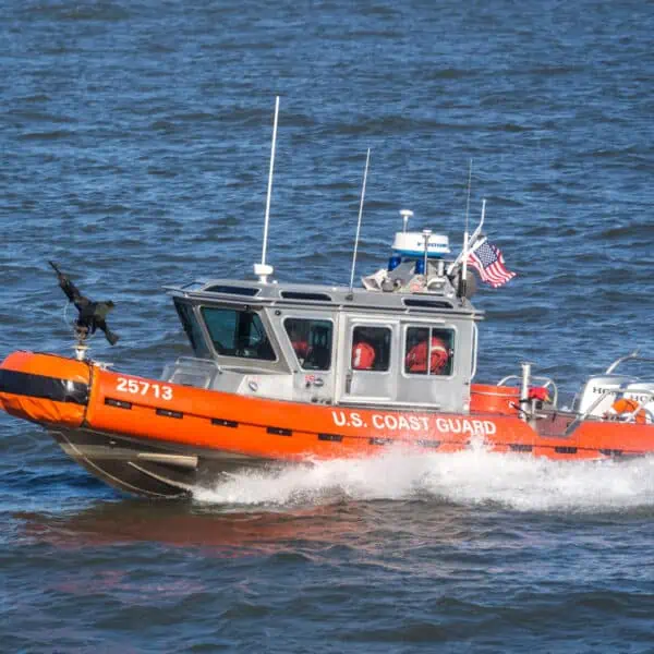 guardia costera norteamericana transfiere migrantes a bahamas