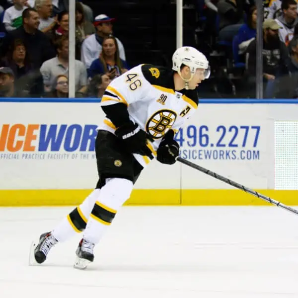 Delantero de los Boston Bruins Anuncia su Retirada de la NHL