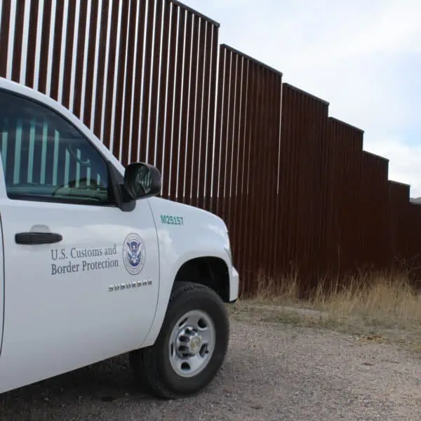 descubren vehiculo clonado de la cbp