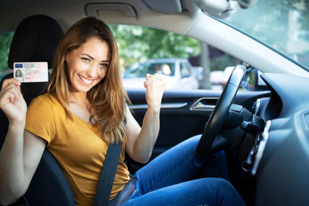 mujer con licencia de conduccion